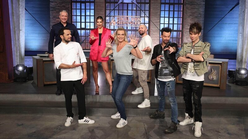 V.l.: Kochcoach Alexander Herrmann, Profikoch Steffen Henssler, Moderation Laura Wontorra, Maria Höfl-Riesch, DJ David Puentez, Andreas Ehrlich, Christian Ehrlich – Bild: RTL /​ Frank W. Hempel