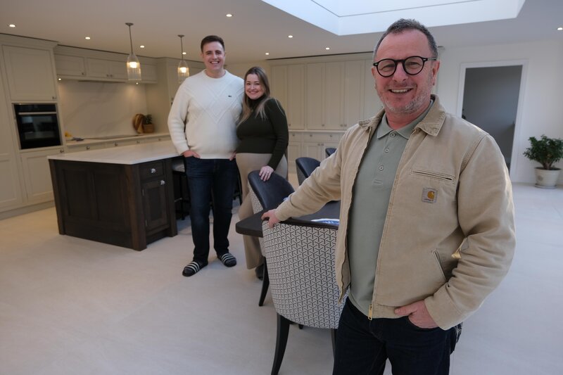 v.l.: Ian, Galina und Mark Millar  +++ – Bild: RTL /​ Pi Productions Ltd