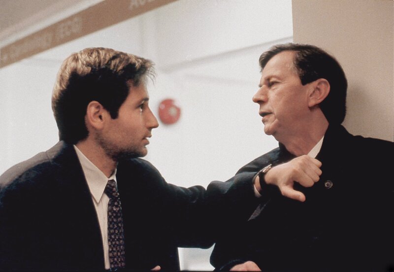 Fox Mulder (David Duchovny, l.); Krebskandidat (William B. Davis, r.) – Bild: 1995⁠–⁠1996 Twentieth Century Fox Film Corporation. All rights reserved. Lizenzbild frei