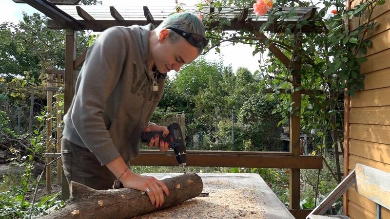 Bei dem 17-jährigen Cedric dreht sich unterdessen alles um sein neuestes Projekt: Er möchte Pilze an Bäumen züchten – und hat eine vermeintlich geniale Idee, wie es klappen könnte. – Bild: RTLZWEI