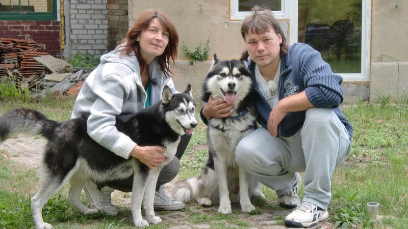 Gemeinsam mit ihren zwei Husky-Hunden wohnen Uwe (re.) und Yvonne (li.) in einer 45-Quadratmeter-Wohnung – das ist viel zu wenig Platz für vier Bewohner! Obwohl das Ehepaar über keinerlei Ersparnisse verfügt, finden sie nach monatelanger Suche das passende Objekt. – Bild: RTL II