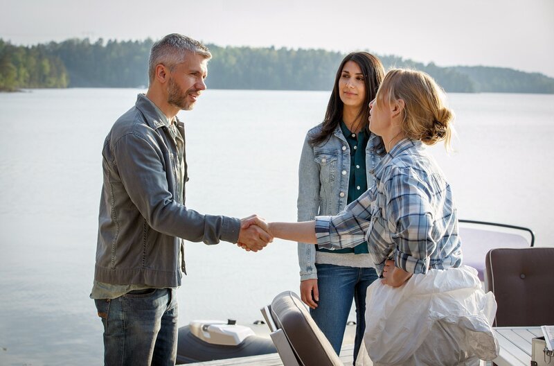 Alexander Gullmar (Nicolai Cleve Broche, li.) und Miriam Biana (Shirin Golchin, Mi.) machen Bekanntschaft mit der Spurensicherung (re.) am Tatort. – Bild: Johann Paulin /​ © Johann Paulin /​ © Johann Paulin /​ © Johann Paulin /​ © Johann Paulin