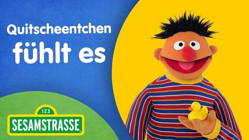 Ernie will herausfinden, wie sich sein Quietscheentchen fühlt. – Bild: NDR/​Sesame Workshop