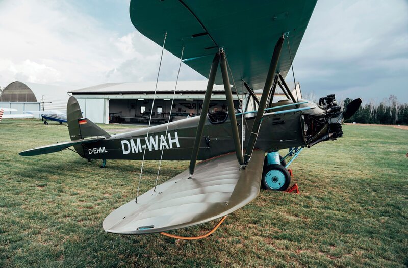 PO-2 ist startklar Landebahn Löbnitz – Bild: MDR/​pinguinfilm