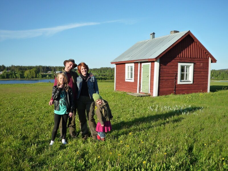 Damals (2012/2013): Dr. Thomas Schimke mit seiner Frau und Röntgenassistentin Eva und den Kindern Leonie (10) und Ida (4). – Bild: VOX