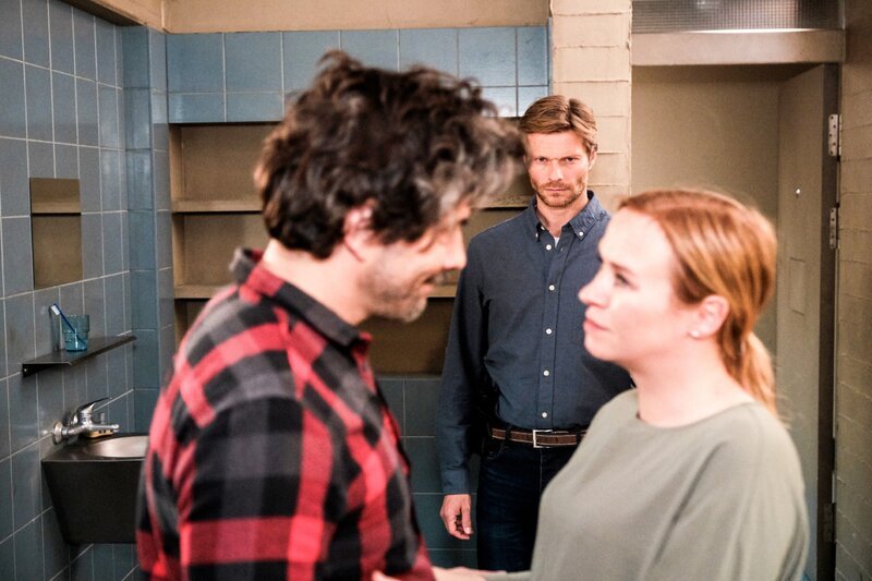 Robert (Felix Maximilian) ist getroffen, als er Kathi (Mandy Neidig) und Manuel (Daniel Sellier, l.) vertraut miteinander sieht. – Bild: RTL /​ Stefan Behrens