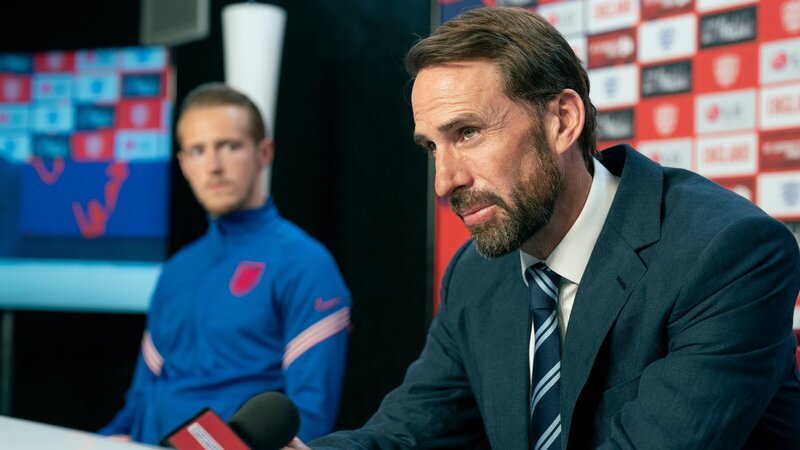 Trainer Southgate (Joseph Fiennes, r.) musss sich oft vor der englischen Presse äußern, hier mit Will Antenbring (Harry Kane, l.). – Bild: ZDF