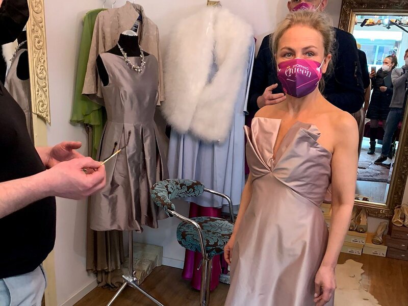Kandidatin Nadine – Bild: RTL /​ Constantin Ent. /​ Motto in Hamburg: Glamour Queen – Feiere den Moment mit dem Abendkleid deiner Träume!, Tag 4: Nadine