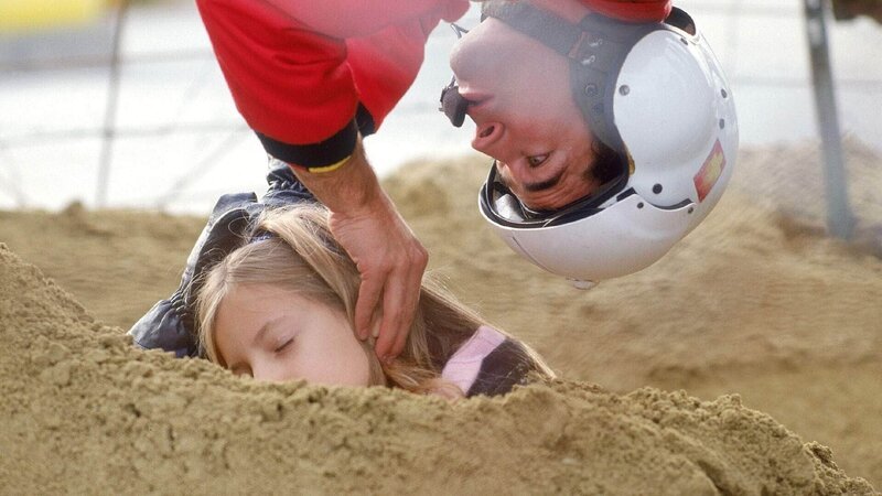 Kopfüber versucht Florian (Jo Weil) die bewusstlose Esther (Beatrix Wipplinger) aus dem Sand zu ziehen. – Bild: RTL /​ Miguel Diederich