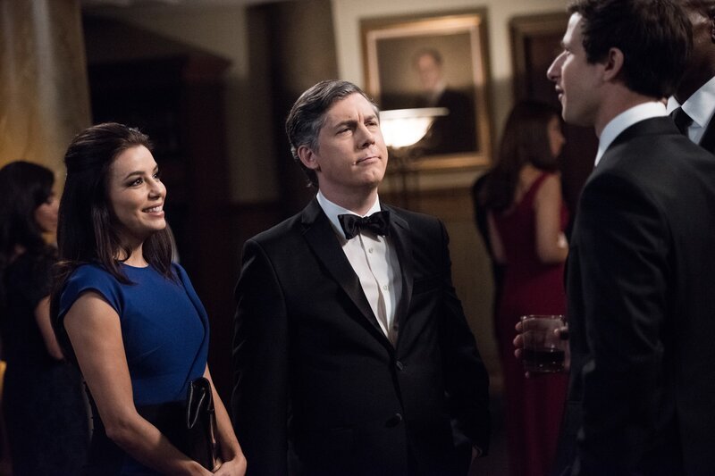 „Brooklyn Nine-Nine“, „Wohltätigkeitsball der teuflischen Gedärme.“ Jakes Beziehung mit der hübschen Pflichtverteidigerin Sophia steht auf der Kippe. Seit die zwei ein Paar sind, stagniert Sophias Karriere. Ihrem Boss Geoffrey Hoytsman sind Cops ein Dorn im Auge. Während Sophia für eine Beziehungspause plädiert, versucht Jake das Problem auf seine Weise zu lösen: indem er Geoffreys Sympathie gewinnt. Das geht solange gut, bis er ihn beim Drogenkonsum erwischt. Indes erhält Holt die Chance, sich an seiner Erzfeindin Wuntch zu rächen. Von ihm hängt es ab, ob sie befördert wird. Im Bild (v.li.): Eva Longoria (Sophia Perez), Chris Parnell (Geoffrey Hoytsman), Andy Samberg (Jake Peralta). – Bild: UNIVERSAL TELEVISION LLC /​ Eddy Chen