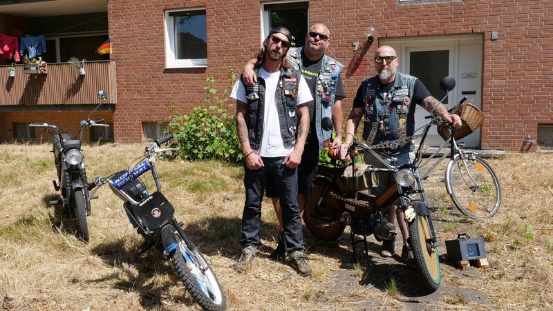Sascha, August und Marc (v.l.) freuen sich auf den Besuch am Set von „Alarm für Cobra 11“. – Bild: MG RTL D /​ Label Lohse