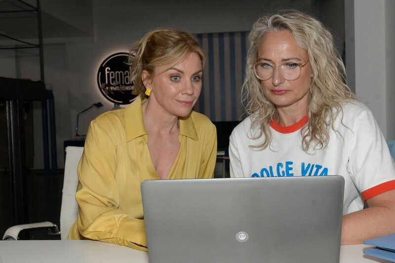 Maren (Eva Mona Rodekirchen, r.) will Yvonne (Gisa Zach) helfen, einen Zugang zu Gerner zu finden. – Bild: RTL /​ Rolf Baumgartner /​ Ungeahnte Wendungen