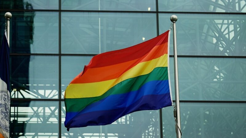 Aufnahme einer wehenden Regenbogenflagge, die die LGBTQ+-Gemeinschaft repräsentiert – Bild: RTL