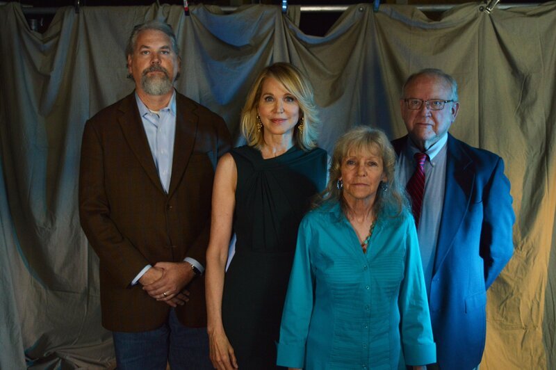 Es soll Jahrzehnte dauern, um den Mord von 1976 an der damals 17-jährigen Virginia Kegans aufzuklären. Paula Zahn (li.) rollt den Fall erneut auf und spricht mit der Schwester des Opfers, Ann Smith, sowie den Ermittlern Kyle Eastridge (li.) und Bob Thompson. – Bild: Discovery Communications