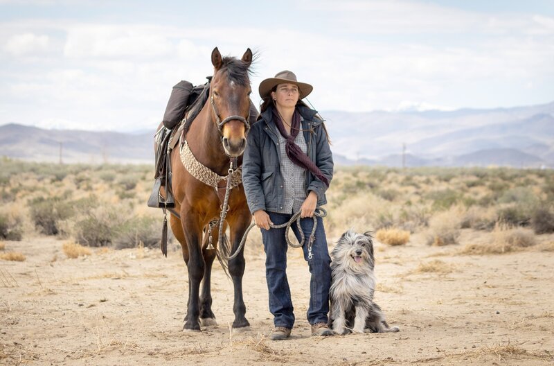 Longriderin Samantha Szesciorka, Mustang-Hengst Freemont und Hundedame Juniper erkunden auf einsamen Ausritten die Weiten Nevadas. – Bild: Carla E Photography
