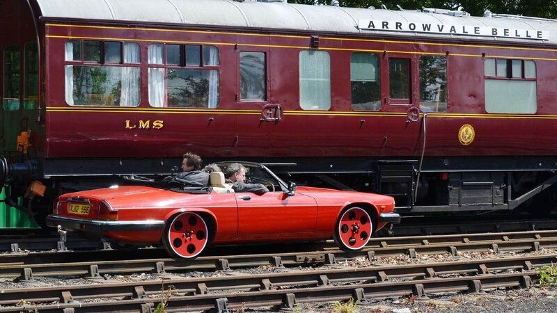 Richard Hammond (l.), James May (M.) und Jeremy Clarkson starten den Versuch, mit einem modifizierten Auto eine Lokomotive zu ersetzen. – Bild: RTL /​ BBC Worldwide