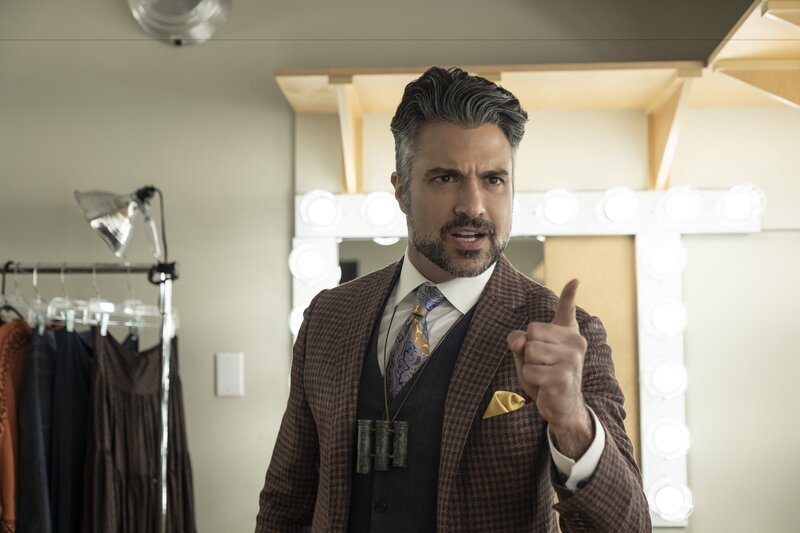 Mr, Miranda (Jaime Camil) – Bild: The CW Network, LLC. /​ Katie Yu