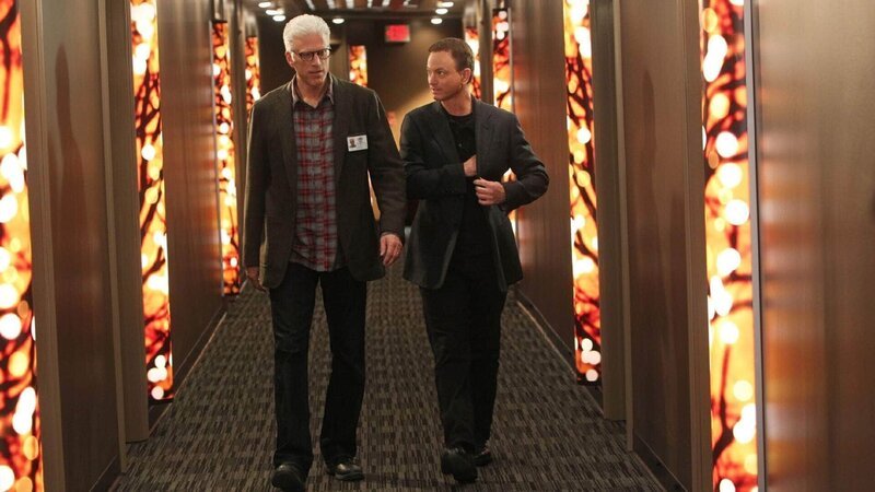 Als D.B. Russell (Ted Danson, l.) und sein New Yorker Kollege Mac Taylor (Gary Sinise) Macs Freundin Christine im Hotel zum gemeinsamen Essen abholen wollen, erleben sie eine böse Überraschung … – Bild: MG RTL D