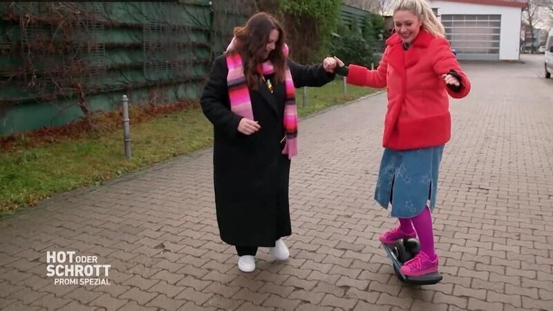 Ruth Moschner (r.) und Paula Lambert  +++ – Bild: RTL /​ Hot oder Schrott – Promi Spezial – Folge 25