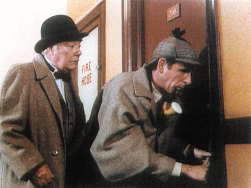 Was haben Holmes (Peter Evans, r.) und Watson (William Griffis) mitten in der Nacht vor der Tür einer alleinlebenden Frau zu suchen? – Bild: RTL NITRO