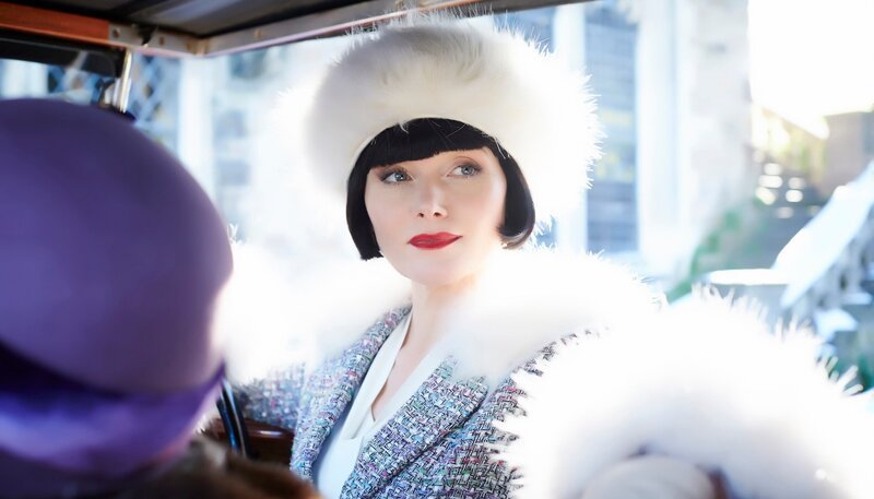 Miss Fisher (Essie Davis) bei Ihrem nächsten Fall. – Bild: WDR/​Every Cloud Productions