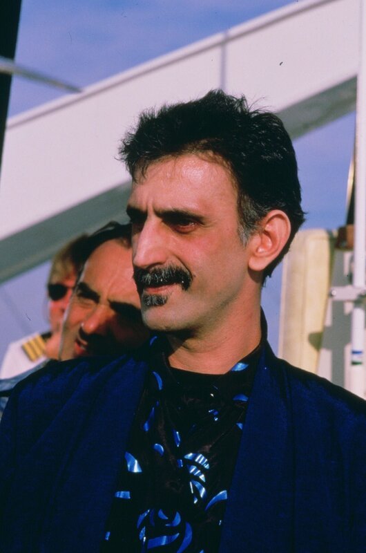 Großdealer Mario Fuente (Frank Zappa) hält sich nur auf seiner Yacht vor der Küste auf … – Bild: Nitro