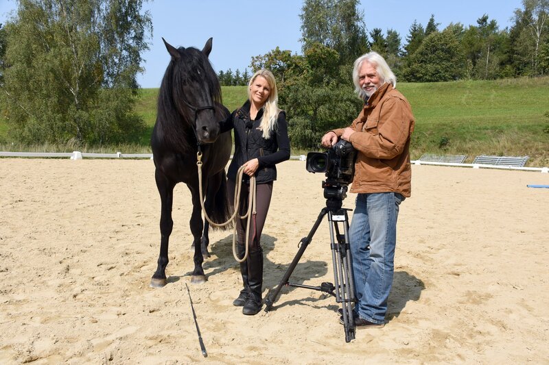 Claudia Wimberger, excellente Reiterin die beides vereinigt: natural horsemenship, sanfte Ausbildung und Gymnastizierung und sportliches Reiten wie Dressur, Erich Pröll. – Bild: ORF III