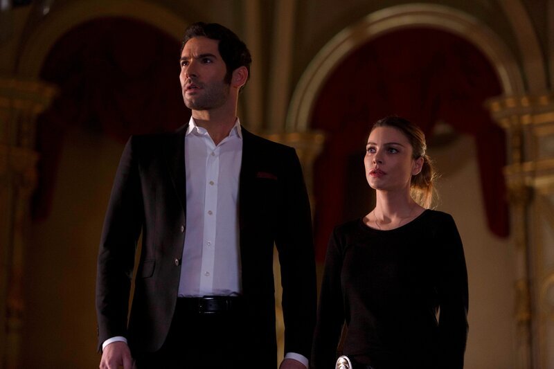 Ihr neuster Fall nimmt eine unerwartete Wendung, als Chloe (Lauren German, r.) sich damit auseinandersetzen muss, dass Lucifer (Tom Ellis, l.) möglicherweise doch mehr damit zu tun hat, als sie sich eingestehen will … – Bild: RTL