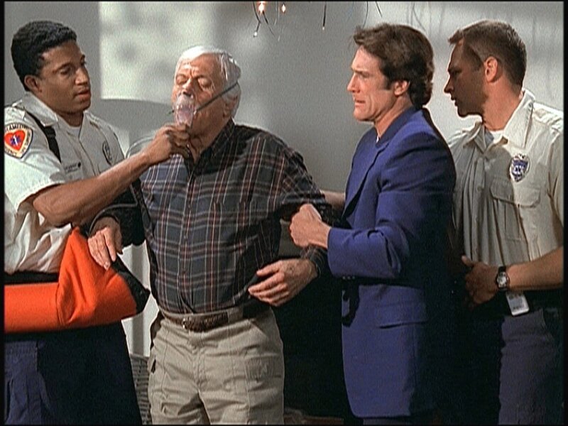 In letzter Minute kann Steve (Barry Van Dyke, 2.v.r.) seinen Vater Mark (Dick Van Dyke, 2.v.l.) aus einem luftdicht verschlossenen Raum retten. – Bild: Sat.1 Gold