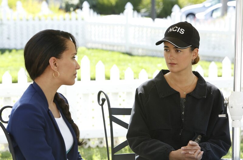 Bei den Ermittlungen: Lieutenant Daniels (Sophina Brown, l.) und Ziva (Cote de Pablo, r.) … – Bild: PLURIMEDIA (CBS Broadcasting Inc.)
