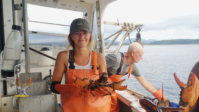 Die 25-jährige Emma Fernald steht gerade erst am Anfang ihrer Karriere als Hummerfischerin. – Bild: SRF/​MedienKontor/​Friederike Schlumbom