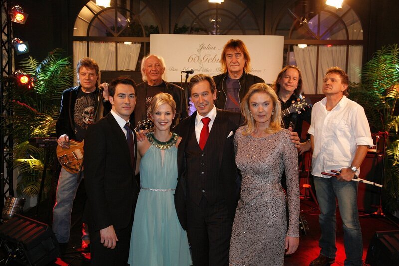 Die Überraschung ist gelungen: Die Phudys spielen zu Julius 60. Geburtstag. Mark (Arne Stephan, vorne l.), Alexandra (Ivonne Schönherr, vorne 2.v.l.), Julius (Günter Barton, vorne 2.v.r.) und Elisabeth (Birte Berg, vorne r.). – Bild: Mosch
