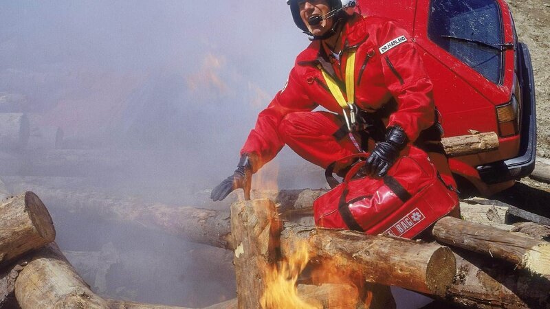Die Bergung der verletzten Frau aus der Grube gestaltet sich durch die verkeilten Holzstämme und das Feuer äußerst kompliziert. Dr. Harland will jedoch zu ihr in die Grube hinunterklettern … – Bild: RTL /​ Miguel Diederich