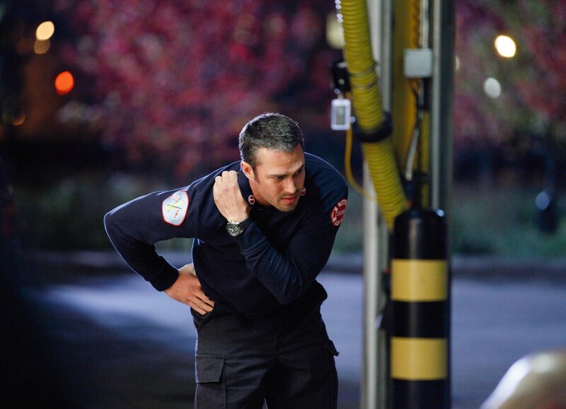 Chicago Fire – Enschneidende Ereignisse – Leaving the Station Staffel 1, Episode 8 Schmerzen: Taylor Kinney als Kelly Severide – Bild: SRF/​NBC Universal