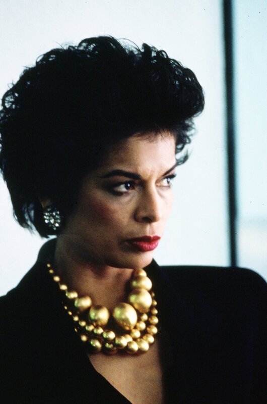 Weiß Carmen (Bianca Jagger) mehr als sie zugibt? – Bild: Nitro