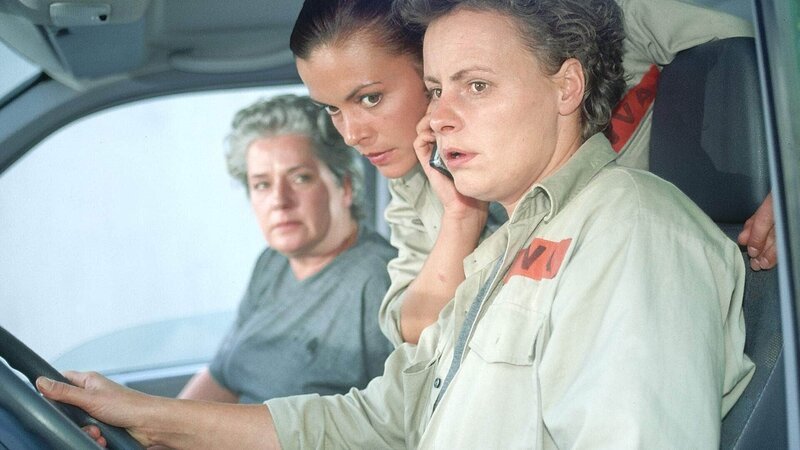 Walter versucht den Bus mit Melanie (Sigrid M. Schnückel, r.), Elke (Monika Guthmann, M.) und Uschi (Barbara Freier, l.) aufzuhalten. Melanie verhandelt telefonisch mit Jutta Adler. – Bild: RTL