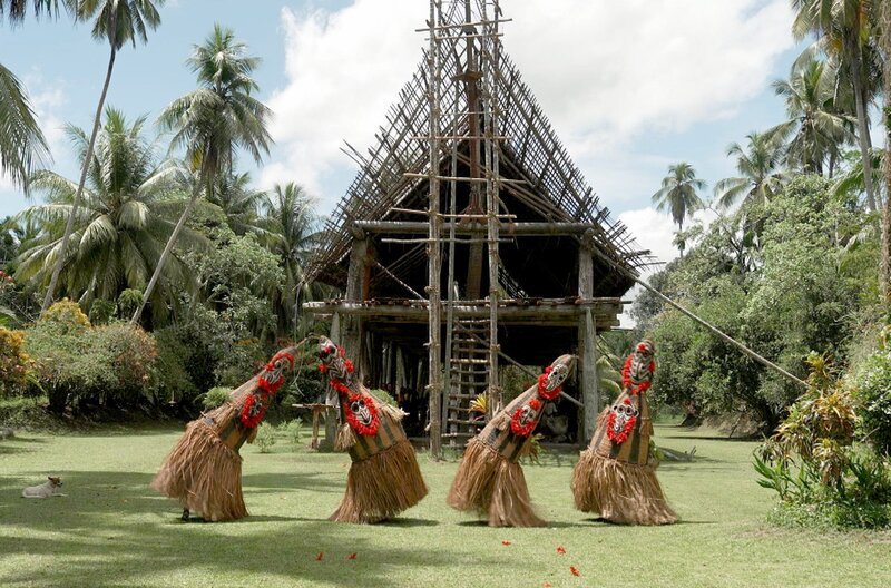 André Breton, der führende Kopf der Surrealisten, schwärmte für Papua-Neuguinea, war selbst jedoch nie dort. Er füllte seine Häuser mit Masken und Statuetten von dem Inselstaat und fühlte sich den Objekten leidenschaftlich verbunden. – Bild: Elephant Doc