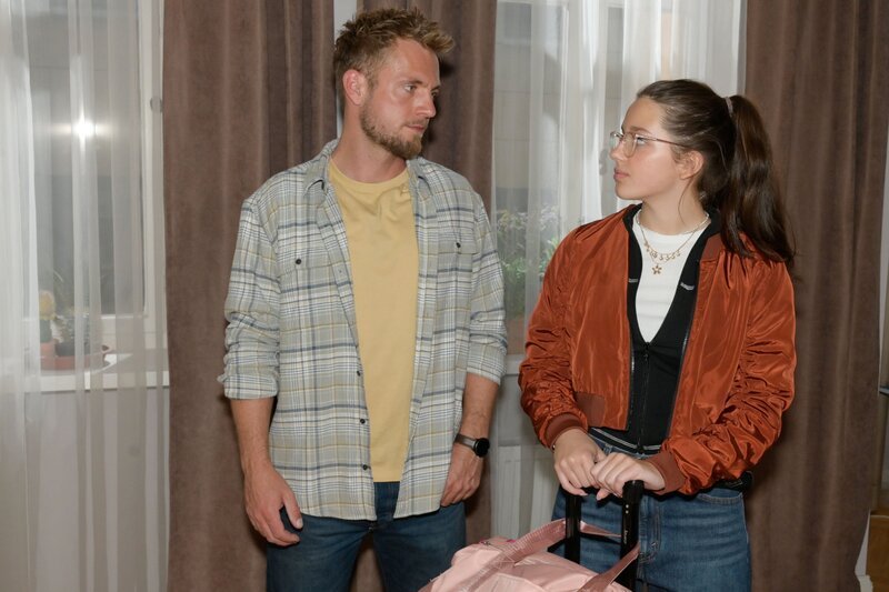 Paul (Niklas Osterloh) ist geschockt, als er von Gerners hartem Vorgehen gegen Kate (Zoé Baillieu) erfährt. – Bild: RTL