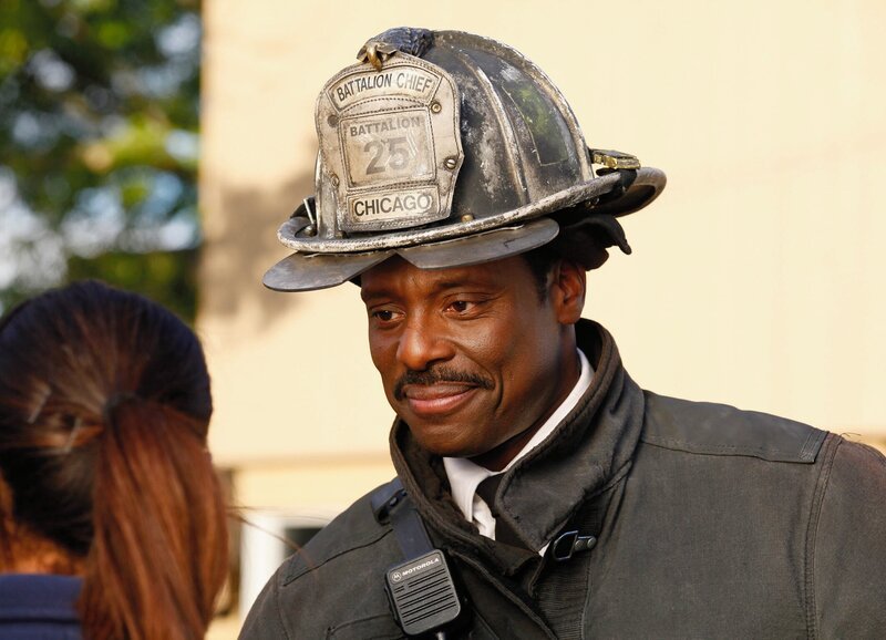 Chicago Fire Zwei Familien – Two Families Staffel 1, Episode 7 Gratuliert seinem Team nach dem Einsatz: Eamonn Walker als Chief Boden – Bild: SRF/​NBC Universal