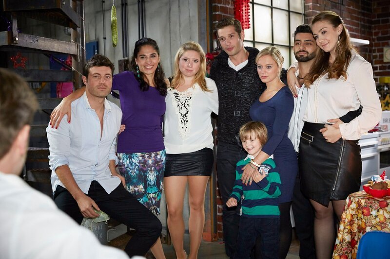 (v.l.) Ben (Jorg Rohde), Raquel (Yara Hassan), Bea (Caroline Maria Frier), Deniz (Igor Dolgatschew), Lena (Juliette Greco), Alexander (Ralf-Maximilian Prack), Can (Volkan Isbert), Katja (Anna-Katharina Samsel) lauschen andächtig dem Weihnachtslied, das Ingo für sie geschrieben hat. – Bild: RTL /​ Guido Engels