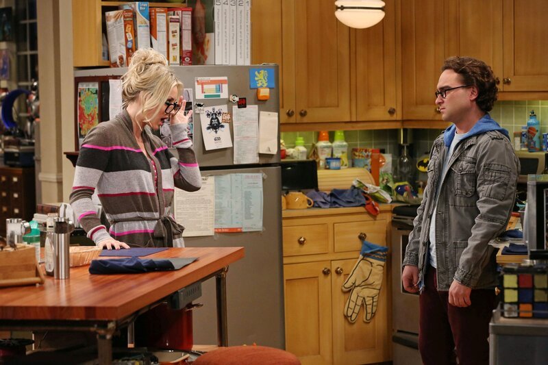 Als Penny (Kaley Cuoco, l.) erfährt, dass Leonard (Johnny Galecki, r.) von Alex angebaggert wird und ihm das auch noch gefällt, ist sie entsetzt&nbsp;… – Bild: © Warner Bros. Television
