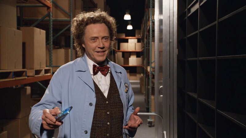 Der exzentrische Erfinder Morty (Christopher Walken) betreibt ein Elektrogeschäft, in dem Michael eine Universalfernbedienung kaufen will … – Bild: Sony Pictures Television International.