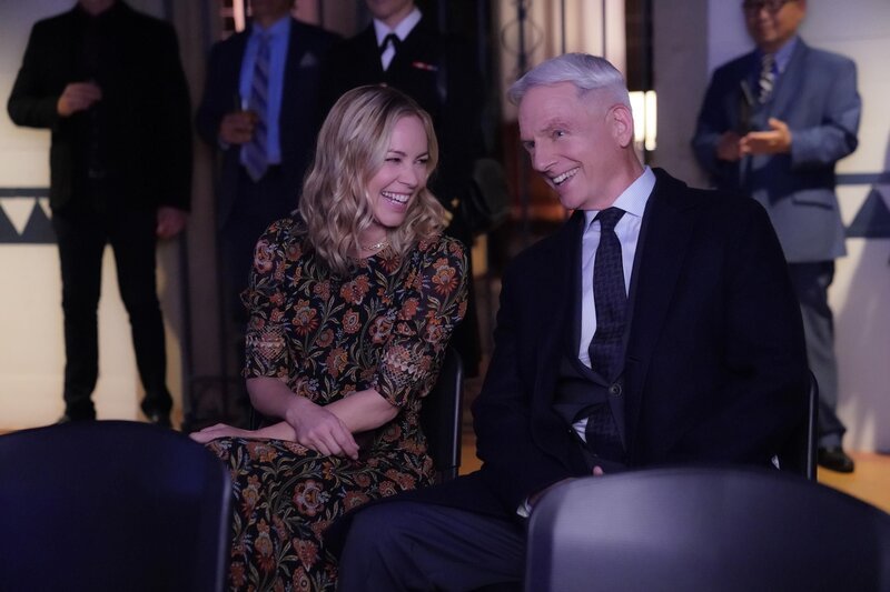 Jack Sloane (Maria Bello, l.); Leroy Jethro Gibbs (Mark Harmon, r.) – Bild: CBS Broadcasting, Inc. /​ Greg Gayne /​ Greg Gayne