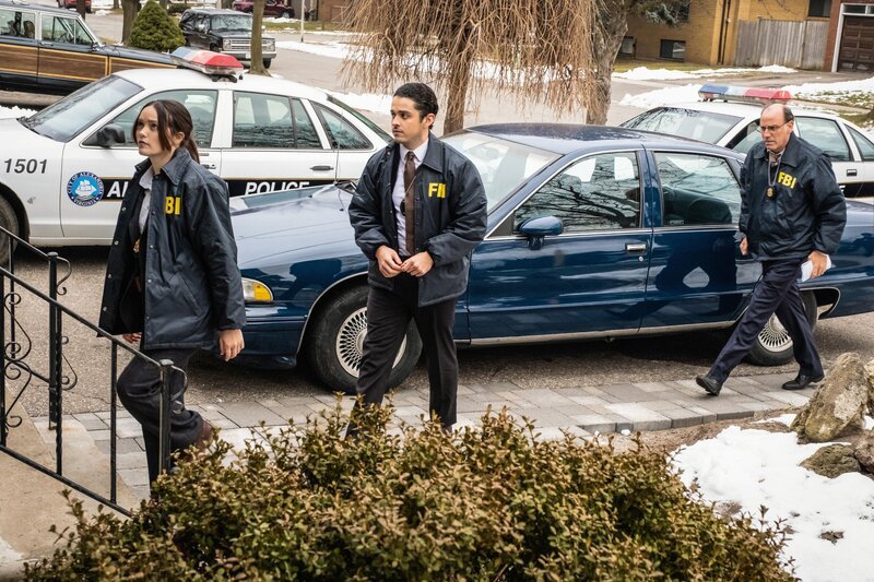 (v.l.n.r.) Clarice Starling (Rebecca Breeds); Tomas Esquivel (Lucca De Oliveira); Murray Clarke (Nick Sandow) – Bild: CBS Broadcasting Inc. /​ Brooke Palmer