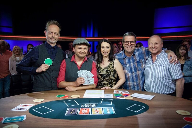 (v.l.n.r.) BlöZinger; Lydia Prenner-Kasper; Gerold Rudle; Harry Prünster – Bild: PULS 4 (v.l.n.r.) BlöZinger; Lydia Prenner-Kasper; Gerold Rudle; Harry Prünster – Bild: PULS 4