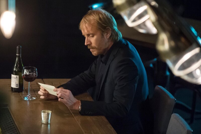 Versucht, seinen Bruder Sherlock wieder zurück nach London zu holen: Mycroft Holmes (Rhys Ifans) … – Bild: CBS Television