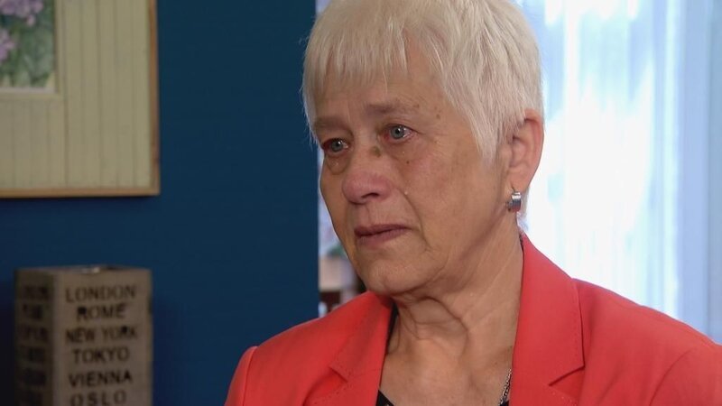 Lieselotte sucht ihre älteren Schwestern Gertrude und Irene. Ihre letzte Hoffnung ist Julia Leischik, doch kann sie die Geschwister wieder zusammenführen? – Bild: © SAT.1