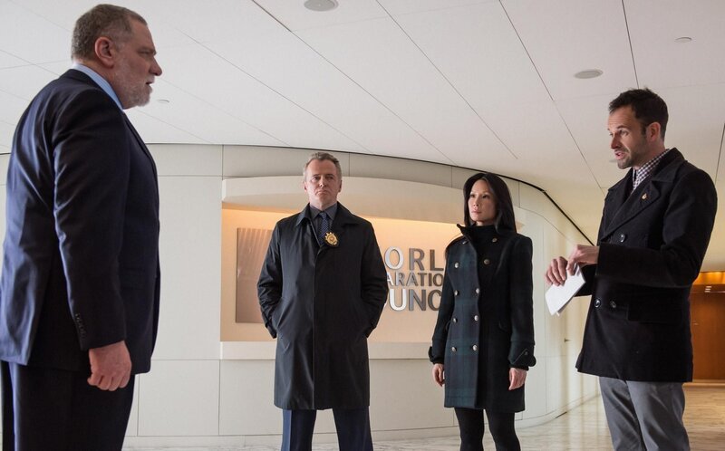 Holmes (Jonny Lee Miller, r.), Watson (Lucy Liu, 2.v.r.) und Capt. Gregson (Aidan Quinn, 2.v.l.) haben Beweise in der Hand, um den Kunsthändler Jacob Weiss krimineller Finanzmachenschaften zu überführen, doch der streitet alles ab … – Bild: CBS Television