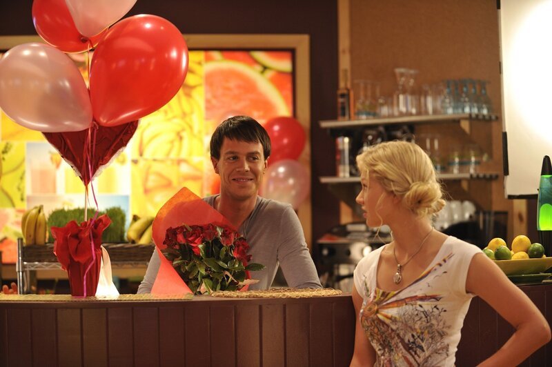 Zane (Burgess Abernethy, li.) sorgt für romantische Stimmung im Café. Rikki (Cariba Heine, re.) findet das kitschig. – Bild: ZDF/​Jasin Boland