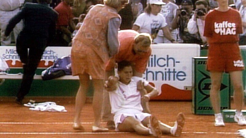 Mitten im Spiel und vor den Augen der Öffentlichkeit wird Tennisstar Monica Seles in Hamburg von einem Attentäter niedergestochen. – Bild: ZDF